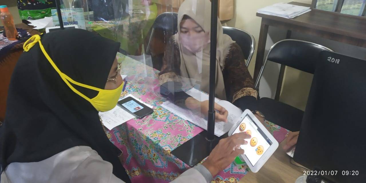 Warga mengisi Kuisioner Survey Kepuasan Masyarakat