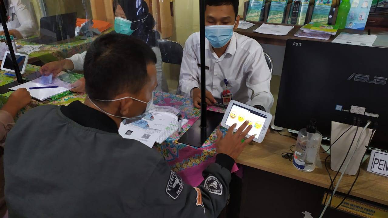 Warga mengisi Kuisioner Survey Kepuasan Masyarakat