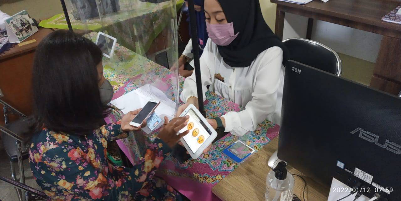 Warga mengisi Kuisioner Survey Kepuasan Masyarakat