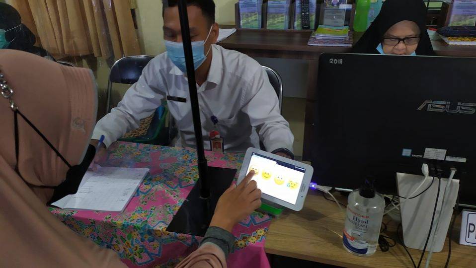 Warga mengisi Kuisioner Survey Kepuasan Masyarakat