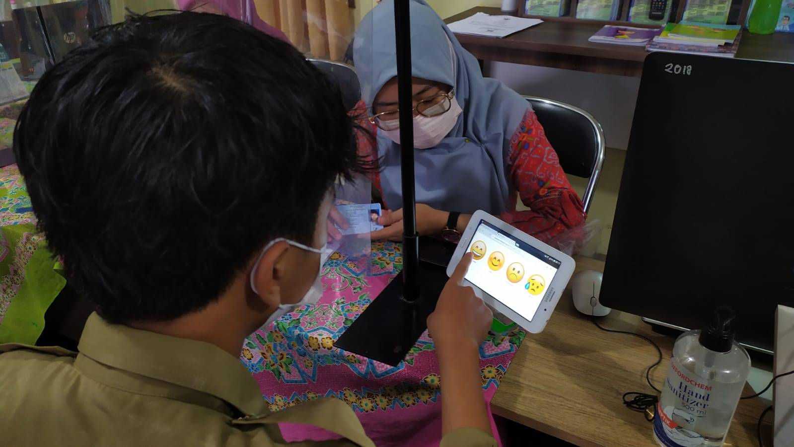 Warga mengisi Kuisioner Survey Kepuasan Masyarakat