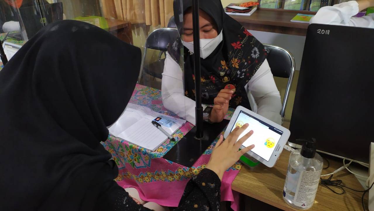 Warga mengisi Kuisioner Survey Kepuasan Masyarakat