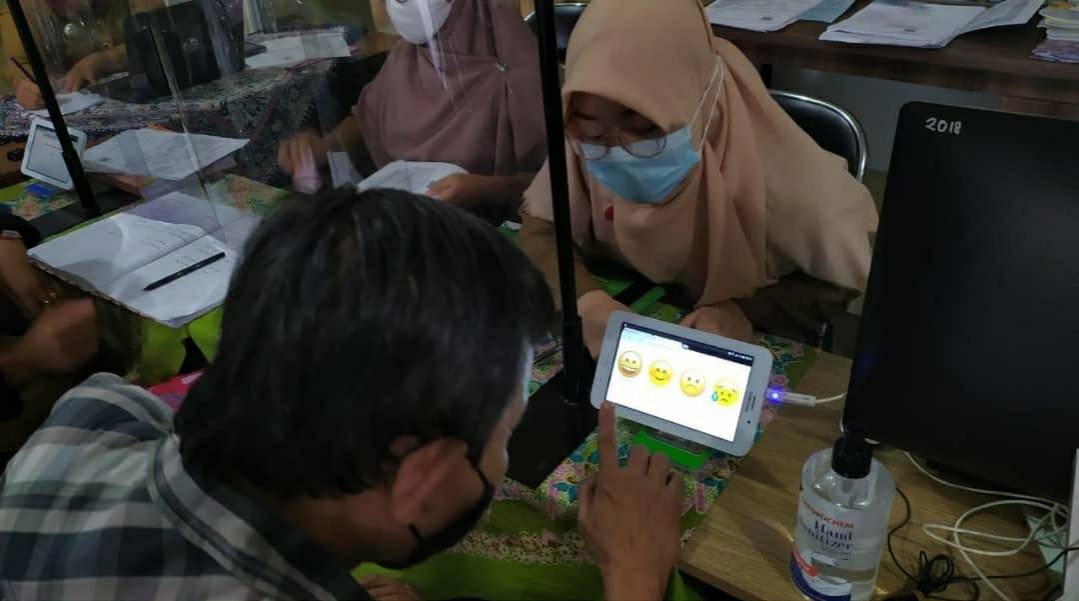 Warga mengisi Kuisioner Survey Kepuasan Masyarakat