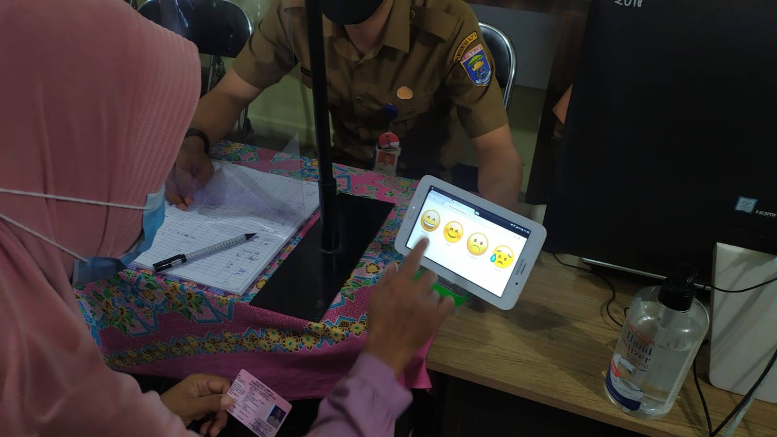 Warga mengisi Kuisioner Survey Kepuasan Masyarakat