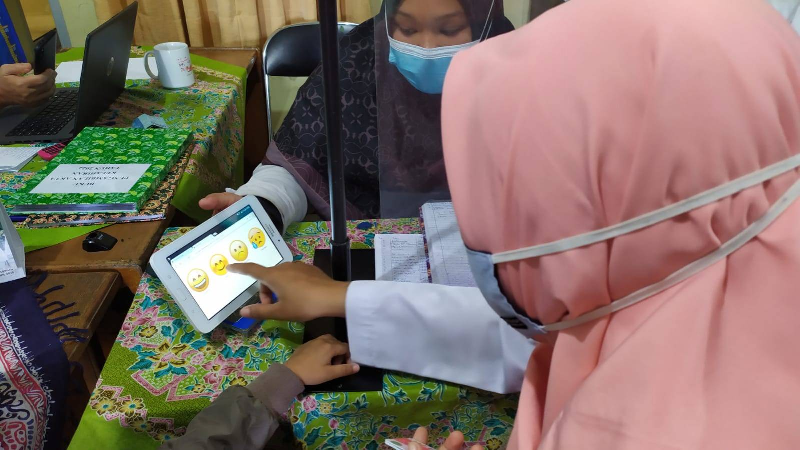 Warga mengisi Kuisioner Survey Kepuasan Masyarakat