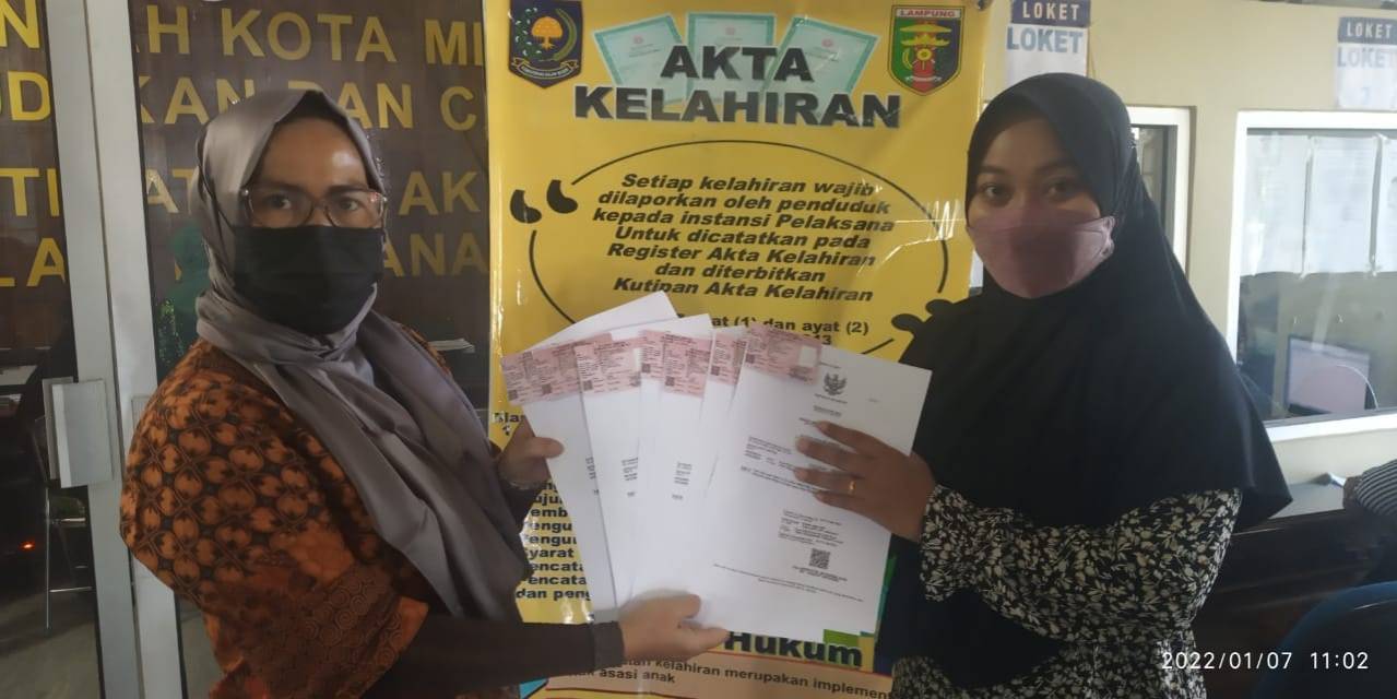 Penyerahan Dokumen Akta Kelahiran ke Klinik Bidan