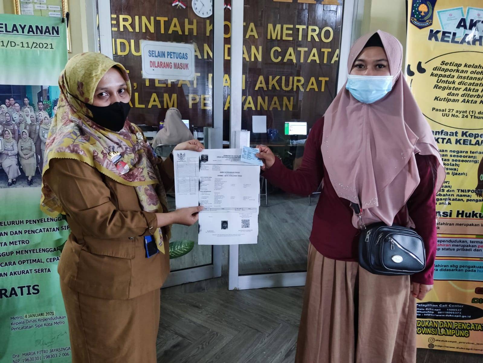 Penyerahan Dokumen Langsung Kepada Warga