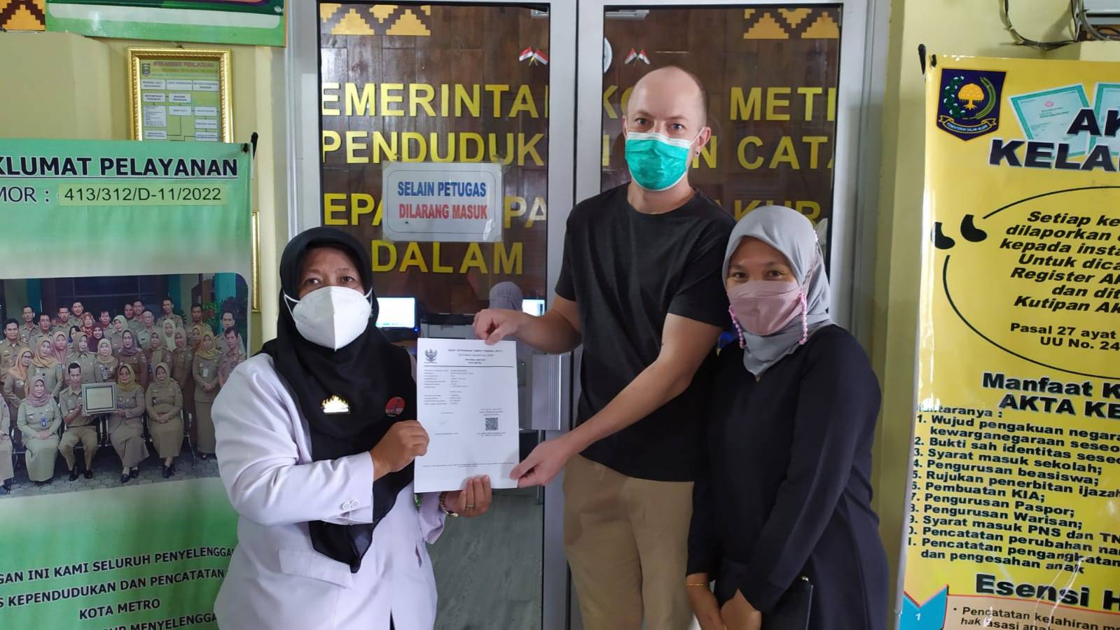 Penyerahan Dokumen Langsung Kepada Warga