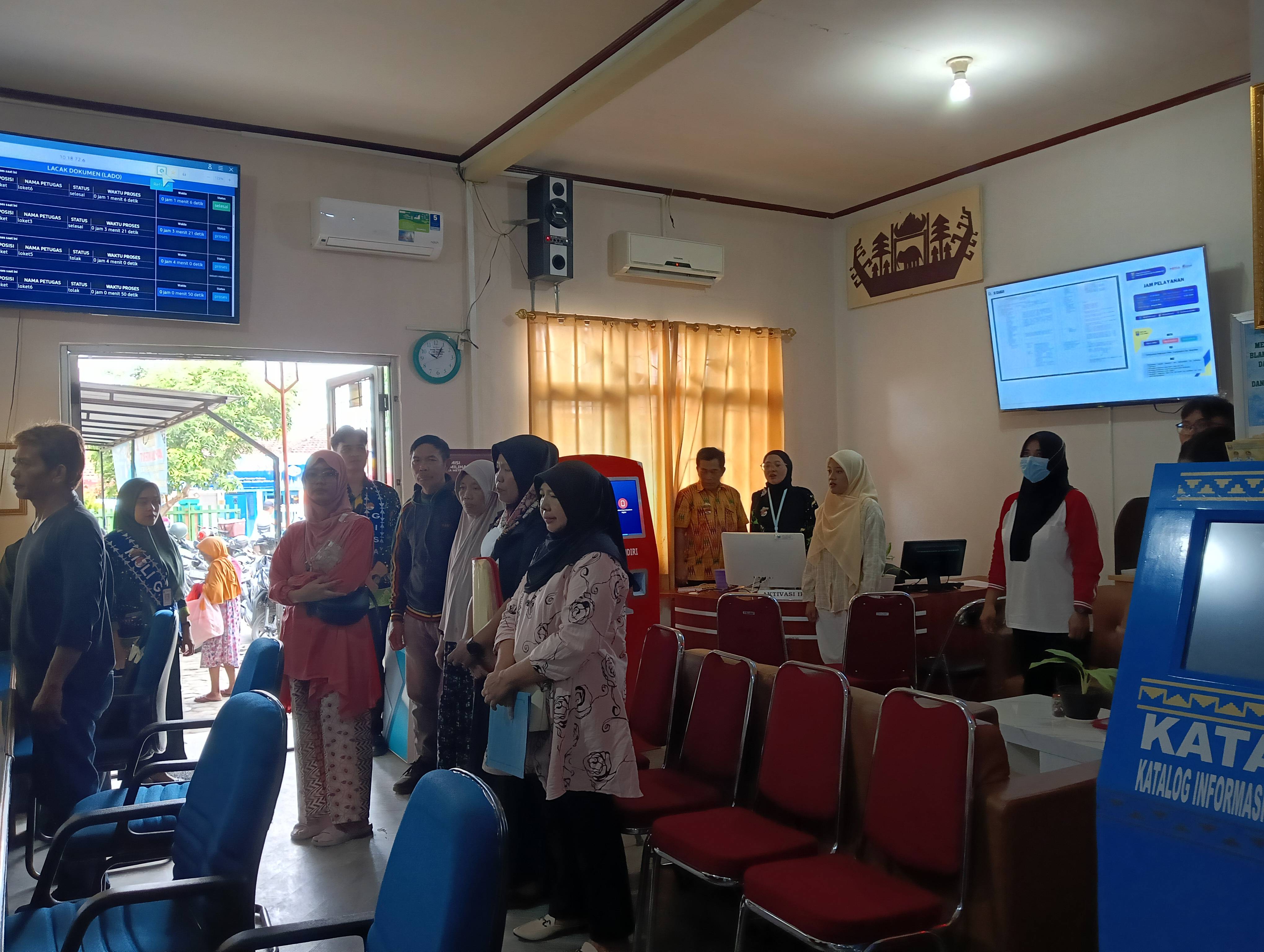 Menyanyikan lagu Kebangsaan Indonesia Raya