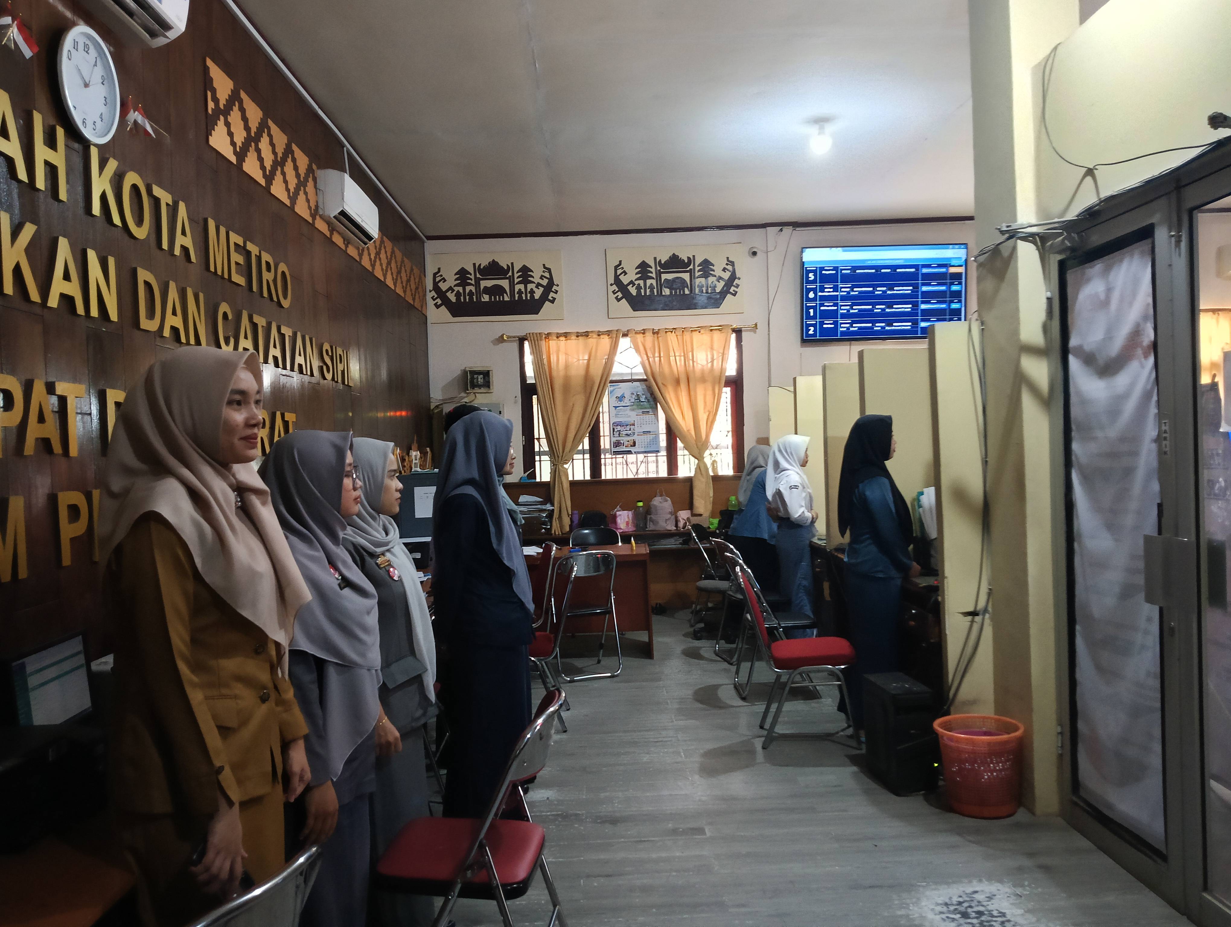 Menyanyikan Lagu Kebangsaan Indonesia Raya