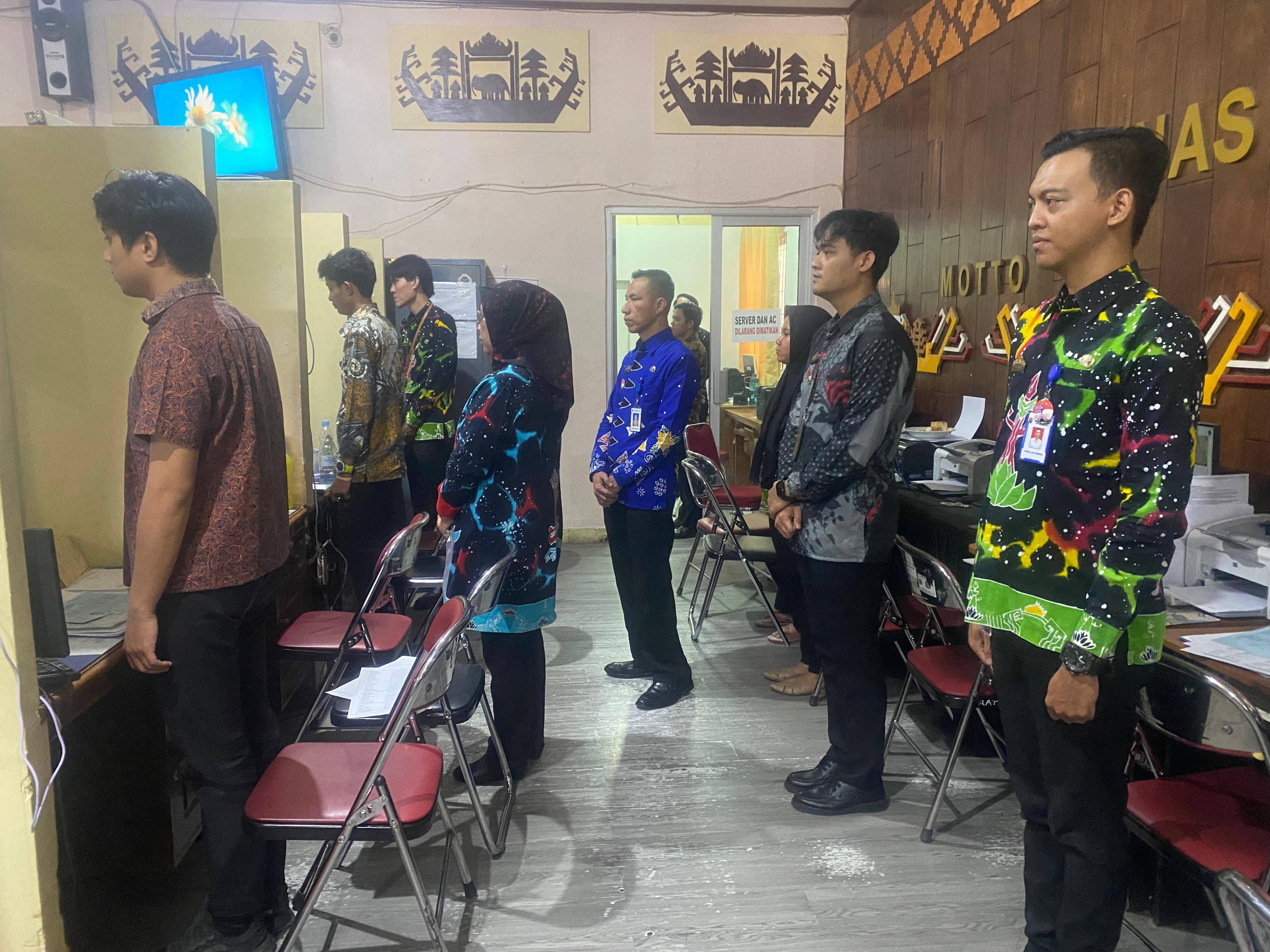 Menyanyikan Lagu Kebangsaan Indonesia Raya