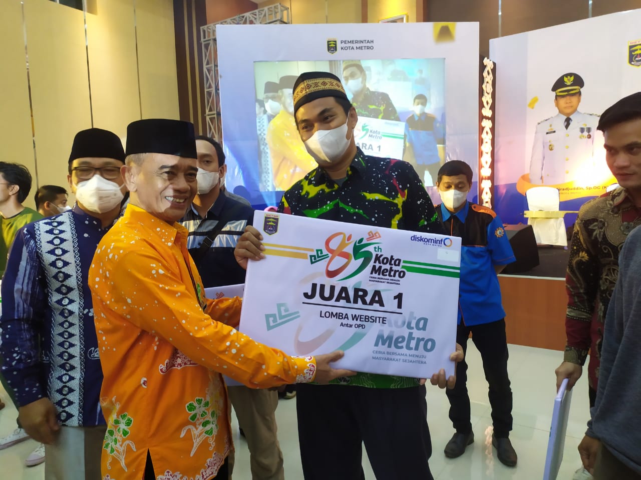 Penerimaan Piagam Penghargaan dalam rangka memeriahkan HUT Kota Metro ke 85 Tahun