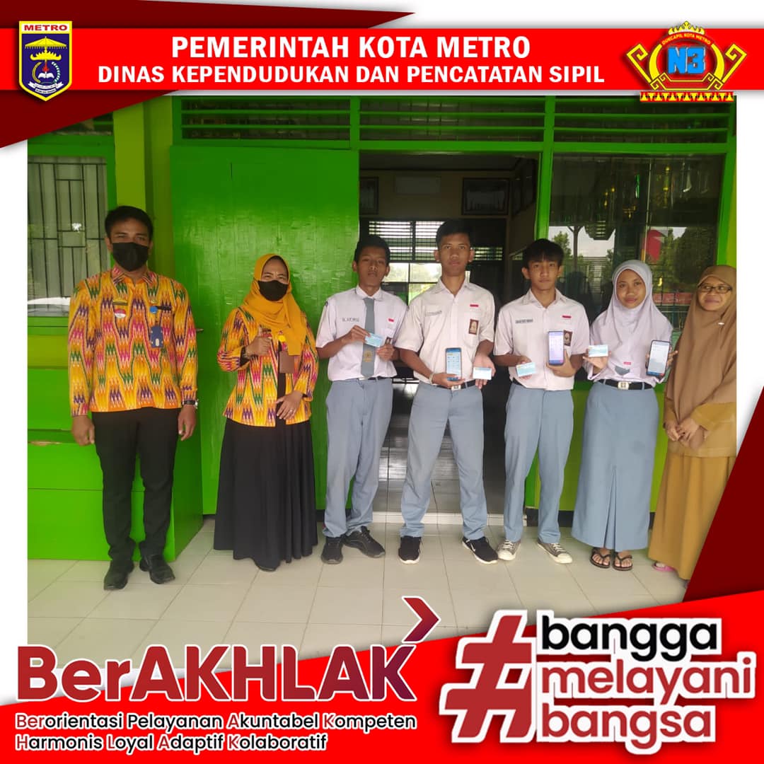Penyerahan KTP-el ke Sekolah (SMA N 4 METRO)