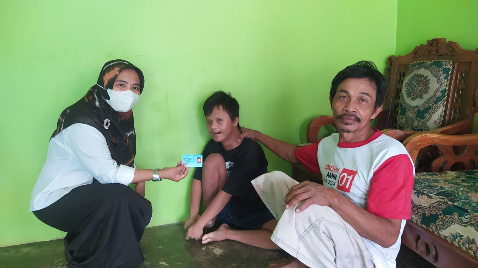 Penyerahan KTP-el langsung kepada warga Disabilitas