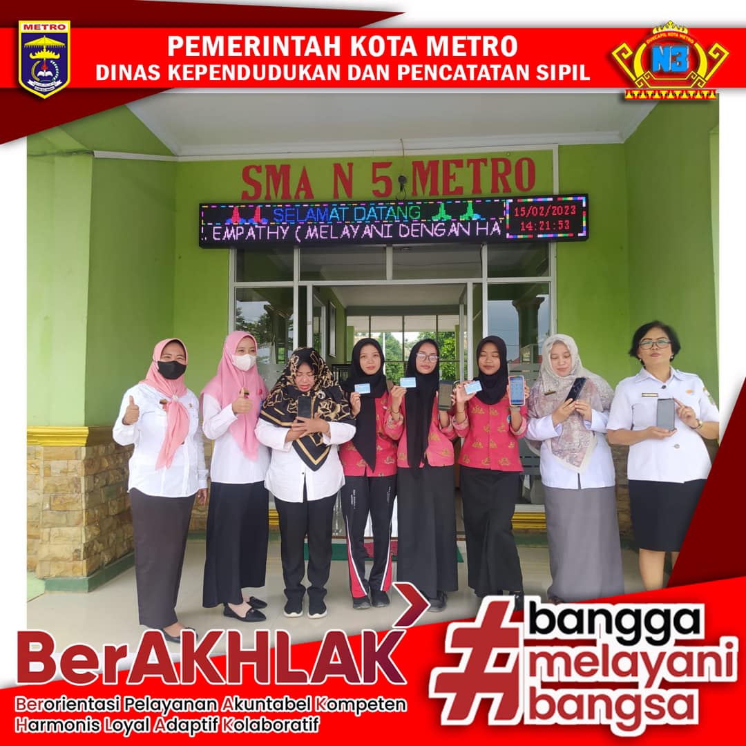 Penyerahan KTP serta sekaligus melakukan pembuatan Identitas Kependudukan digital untuk pemula siswa/siswi SMA Negeri 5 Kota Metro.