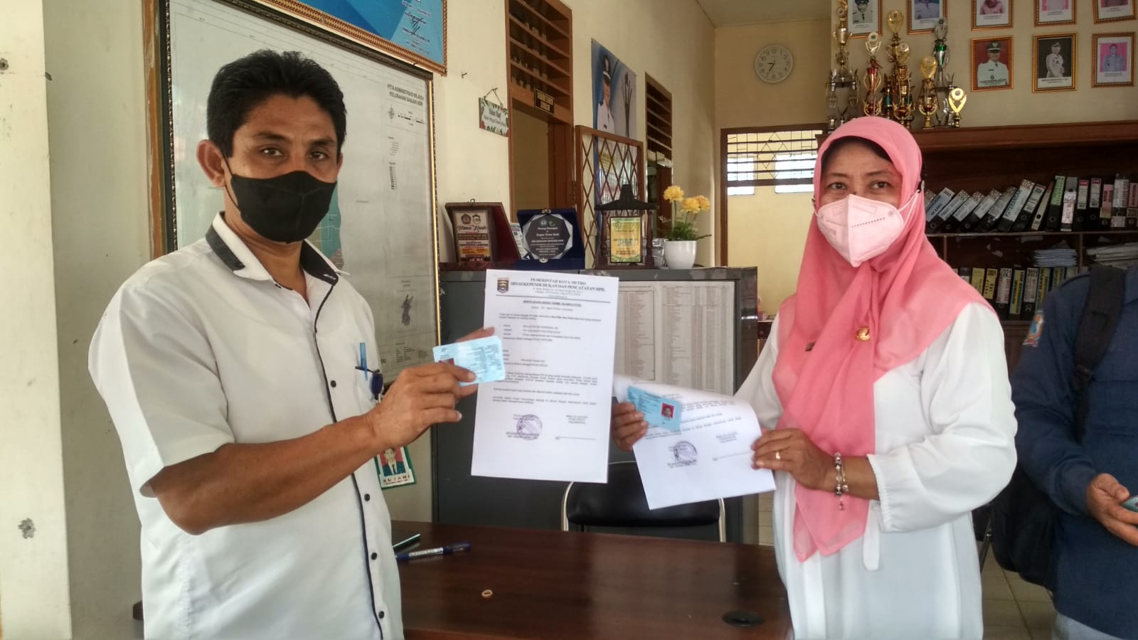 Penyerahan KTP-el ke Kelurahan