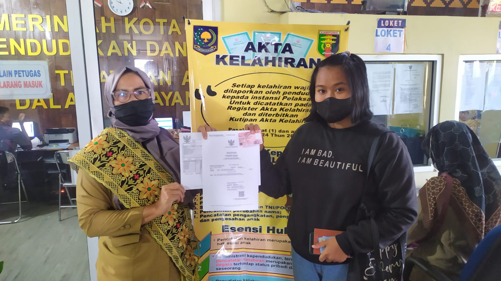 Penyerahan Dokumen Akta Kelahiran 