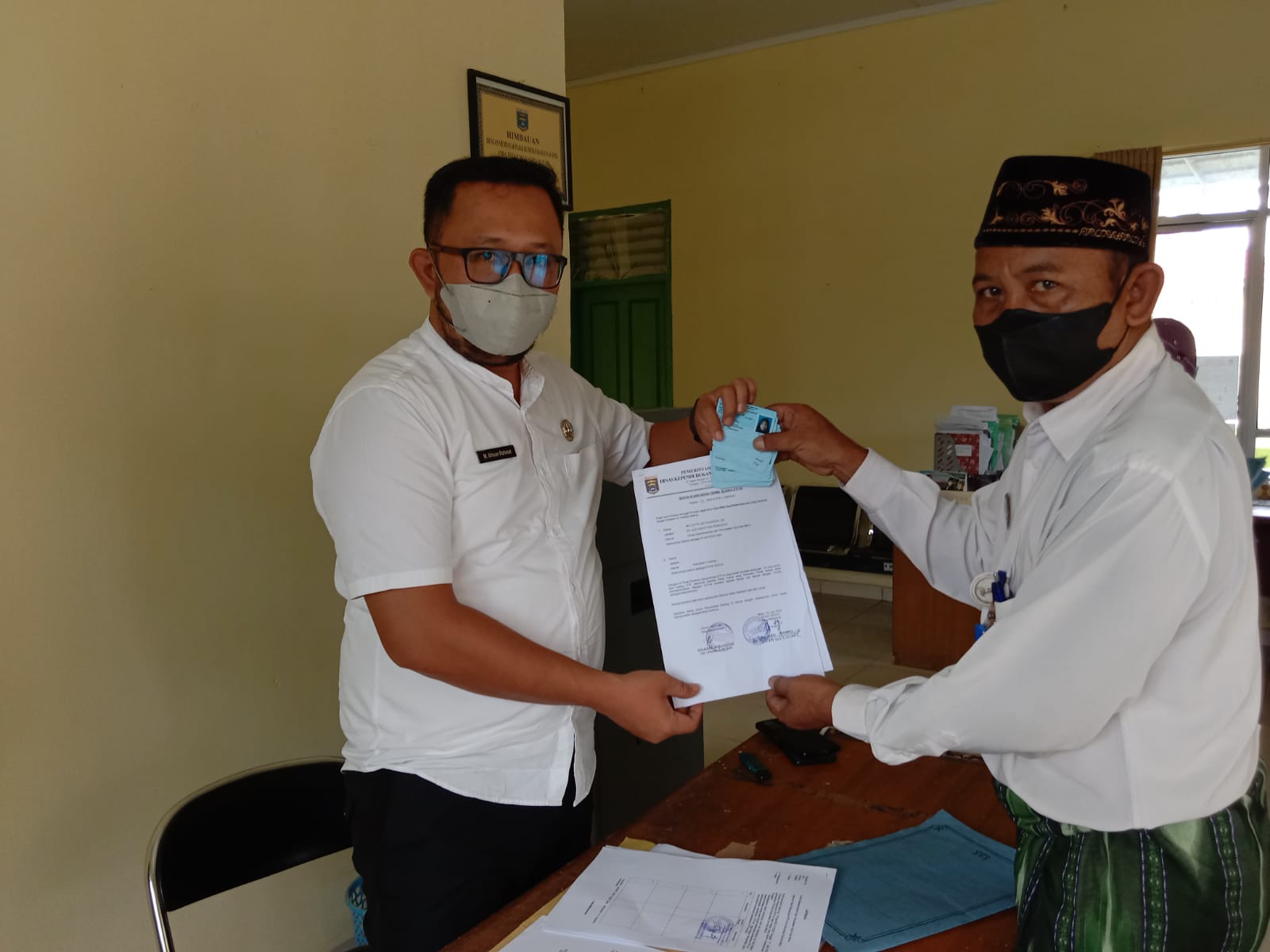 Penyerahan KTP-el ke Kelurahan