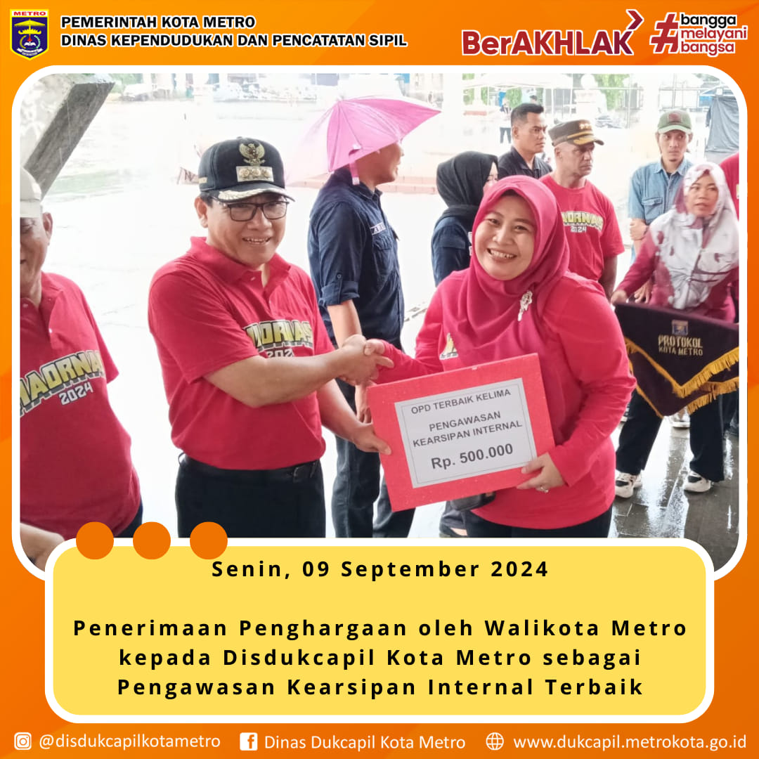 Penerimaan Penghargaan oleh Walikota Metro kepada Disdukcapil Kota Metro sebagai Pengawasan Kearsipan Intetnal Terbaik