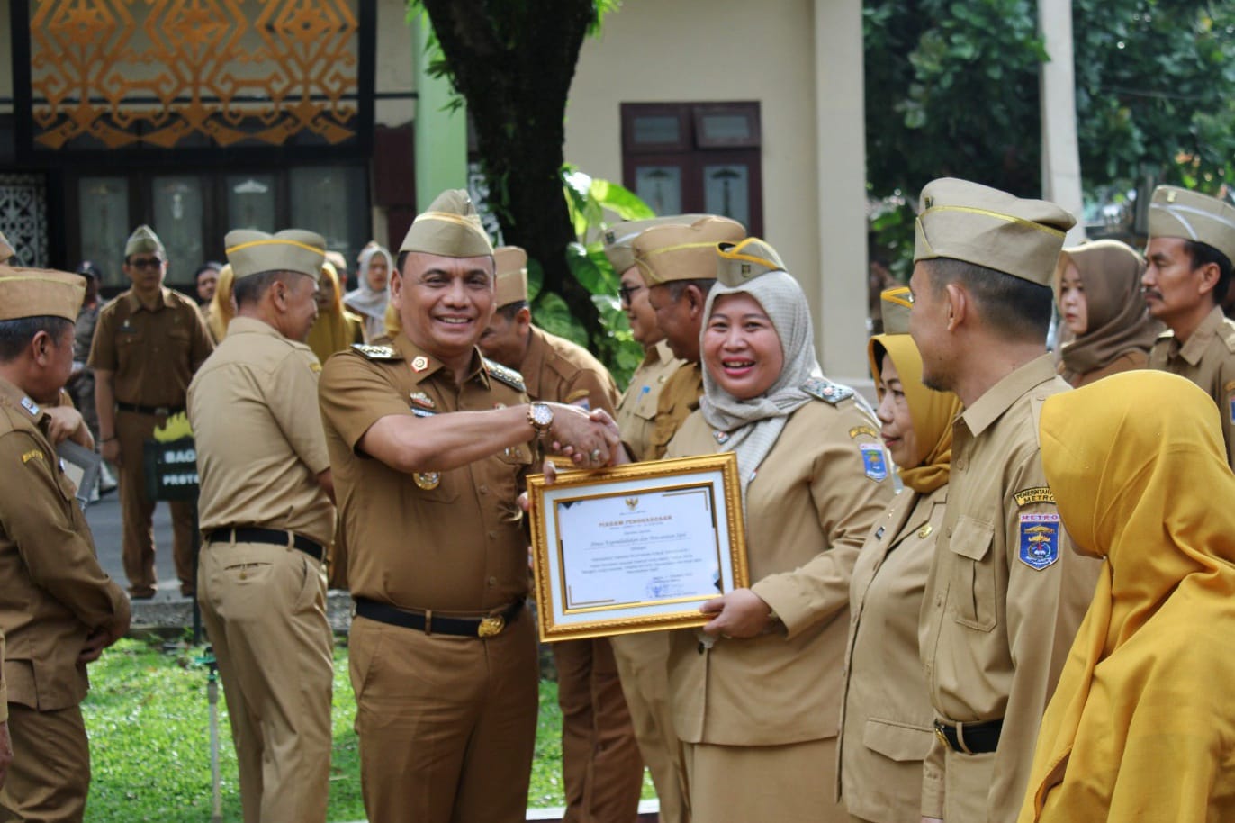 Penyerahan Piagam Penghargaan oleh Walikota Metro kepada Dinas Dukcapil Kota Metro sebagai Perangkat Daerah Pelayanan Publik Terinovatif I Pada Penilaian Inovasi Daerah Kota Metro Tahun 2024